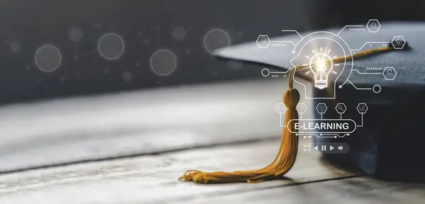 Eğitim teknolojisi konsepti. EdTech. Yapay Zeka (Yapay Zeka). Çevrimiçi Kurslar Giyin. Mezuniyet şapkası ve eğitim simgelerini gösteren bir ampul. İnternet eğitimi diploması, çevrimiçi sınıf öğrenme fikri.