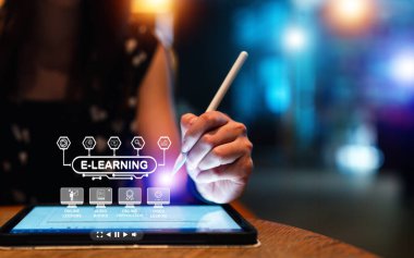 Eğitim teknolojisi konsepti. EdTech. Yapay Zeka (Yapay Zeka). Çevrimiçi Kurslar Giyin. Mezuniyet şapkası ve eğitim simgelerini gösteren bir ampul. İnternet eğitimi diploması, çevrimiçi sınıf öğrenme fikri.