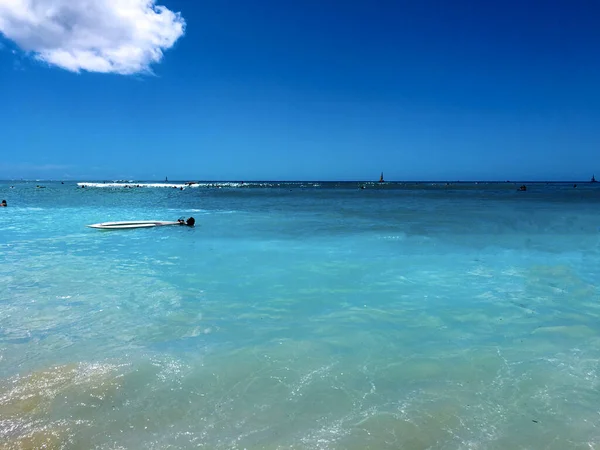 Honolulu Beach Montanhas Grandes Rochas Água Azul Ondas Altas — Fotografia de Stock