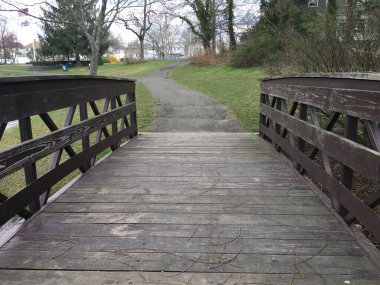 Parkta küçük ahşap köprü 