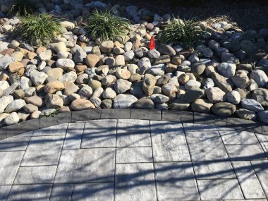 Arka bahçeme gri ve siyah taşlarla döşenmiş yeni kaldırım taşı.