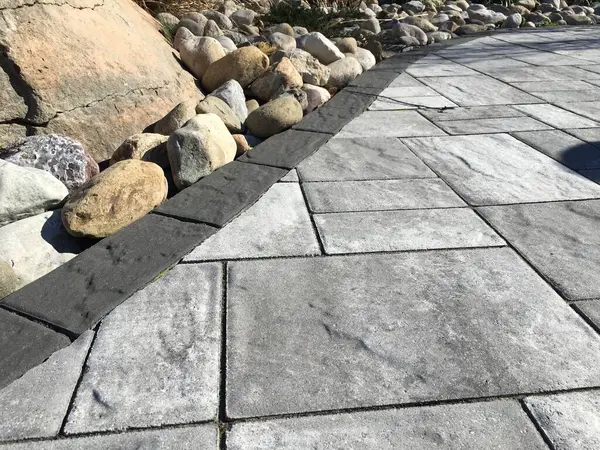 Arka bahçeme gri ve siyah taşlarla döşenmiş yeni kaldırım taşı.