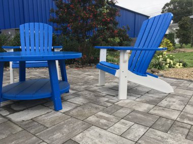 Mavi ve beyaz sandalyelerin dikey görüntüsü, yeni parşömen kurulu