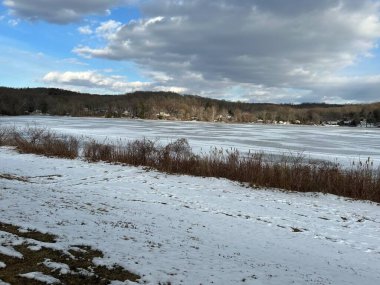 Göl üzerinde kış karı