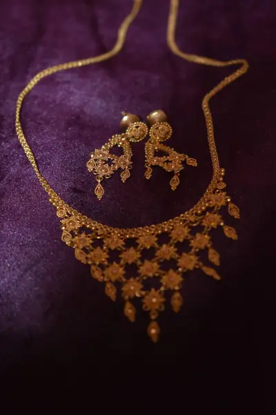 Altın kolyeli elmas kolye.