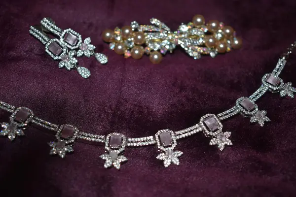 Siyah arka planda lüks altın mücevherler..