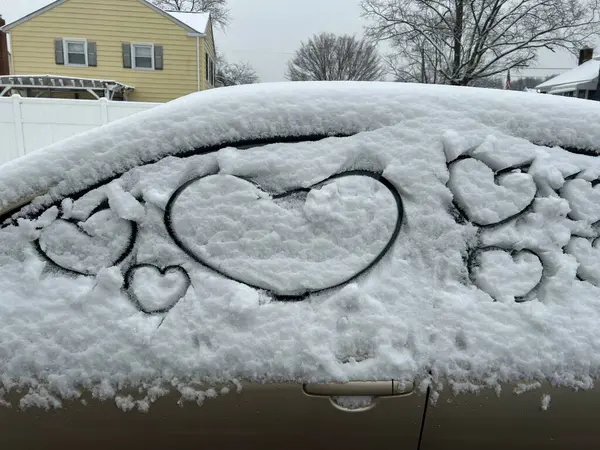 Kalp şeklinde araba, sevgililer günü arkaplan Bu kış kar temizlerken