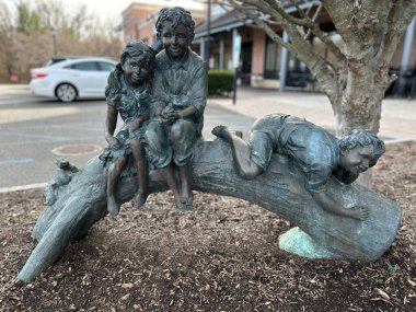 Parktaki bir kadın heykeli ve heykeli