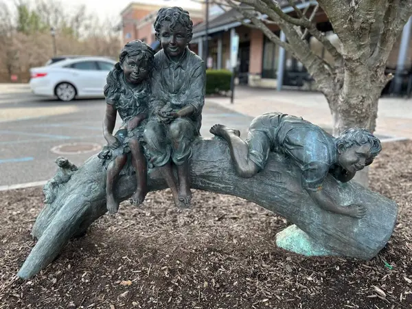 Parktaki bir kadın heykeli ve heykeli