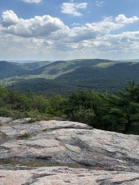 Dağlardaki güzel bir dağ manzarası