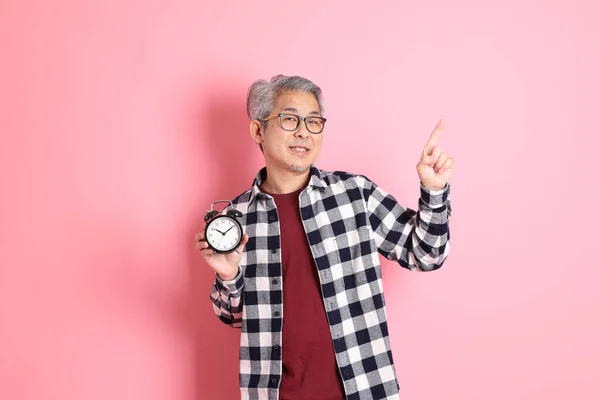 40S Dospělý Asijský Muž Stnading Růžovém Pozadí Ležérní Oblečení — Stock fotografie