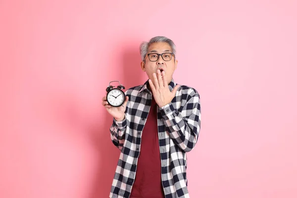 Anos Adulto Asiático Homem Stnading Fundo Rosa Com Roupas Casuais — Fotografia de Stock