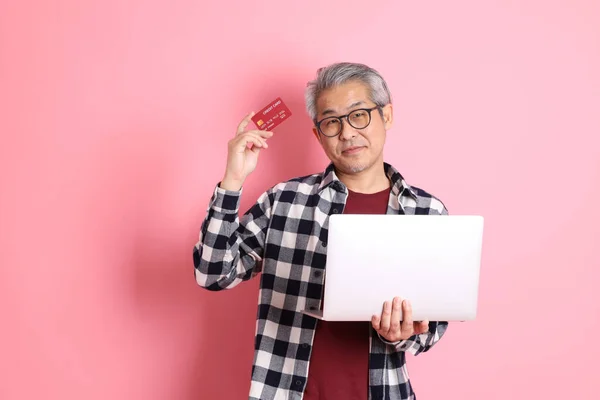 Les Années Homme Asiatique Adulte Stnading Sur Fond Rose Avec — Photo