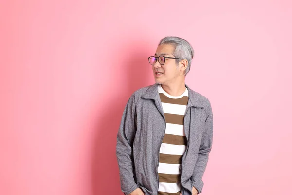 Jaren Volwassen Aziatische Man Stnading Roze Achtergrond Met Casual Kleding — Stockfoto