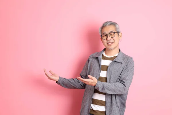 Den Talet Vuxen Asiatisk Man Stnading Den Rosa Bakgrunden Med — Stockfoto