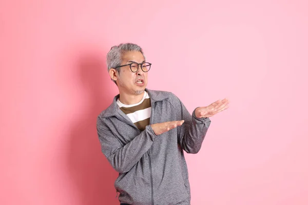 40S Adult Asian Man Stnading Pink Background Casual Clothes — Stock Photo, Image