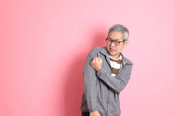 40S Dospělý Asijský Muž Stnading Růžovém Pozadí Ležérní Oblečení — Stock fotografie