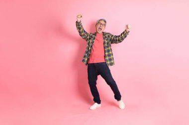 Pembe arka planda duran yaşlı Asyalı adamın boyu....