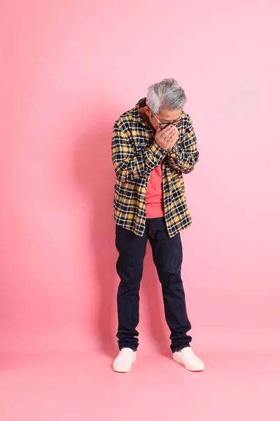 Longueur Complète Homme Asiatique Senior Debout Sur Fond Rose — Photo