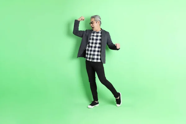 Yaşlarda Asyalı Bir Adam Yeşil Arka Planda Şık Günlük Kıyafetlerle — Stok fotoğraf