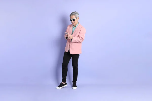 40S Dospělý Asijský Muž Stnading Fialovém Pozadí Inteligentní Ležérní Oblečení — Stock fotografie
