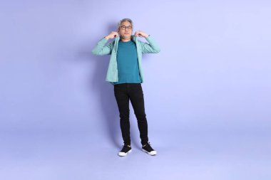 Mor arka planda duran yaşlı Asyalı adamın boyu....