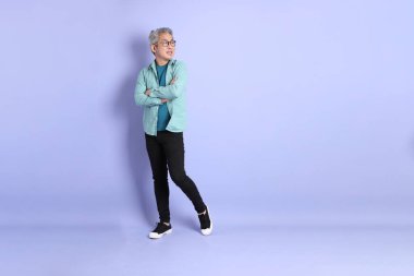 Mor arka planda duran yaşlı Asyalı adamın boyu....