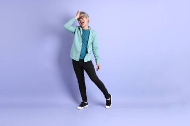 Mor arka planda duran yaşlı Asyalı adamın boyu....