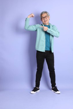 Mor arka planda duran yaşlı Asyalı adamın boyu....