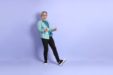 Mor arka planda duran yaşlı Asyalı adamın boyu....