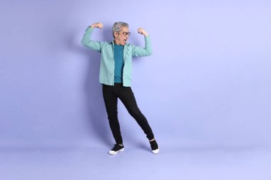 Mor arka planda duran yaşlı Asyalı adamın boyu....