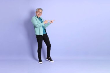 Mor arka planda duran yaşlı Asyalı adamın boyu....