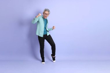 Mor arka planda duran yaşlı Asyalı adamın boyu....