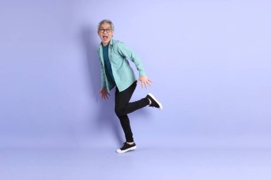 Mor arka planda duran yaşlı Asyalı adamın boyu....