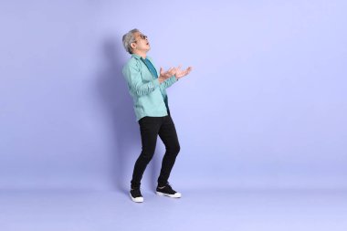 Mor arka planda duran yaşlı Asyalı adamın boyu....