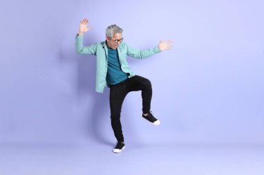 Mor arka planda duran yaşlı Asyalı adamın boyu....