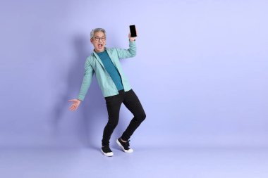 Mor arka planda duran yaşlı Asyalı adamın boyu....