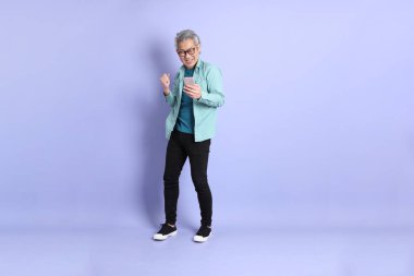 Mor arka planda duran yaşlı Asyalı adamın boyu....