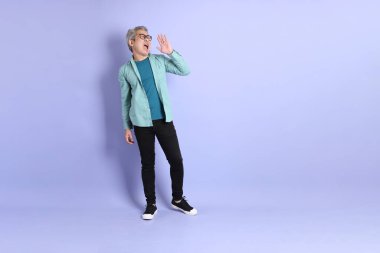 Mor arka planda duran yaşlı Asyalı adamın boyu....