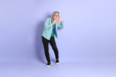 Mor arka planda duran yaşlı Asyalı adamın boyu....