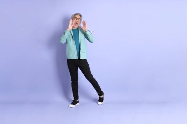 Mor arka planda duran yaşlı Asyalı adamın boyu....