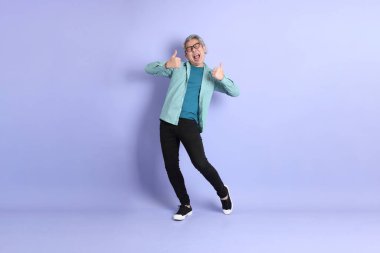 Mor arka planda duran yaşlı Asyalı adamın boyu....