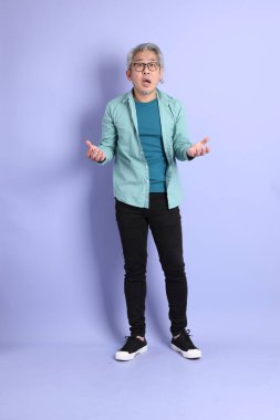 Mor arka planda duran yaşlı Asyalı adamın boyu....