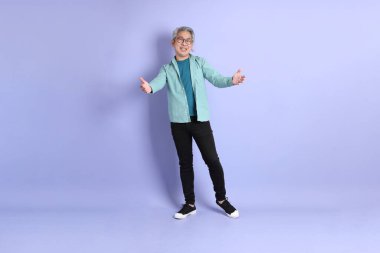 Mor arka planda duran yaşlı Asyalı adamın boyu....