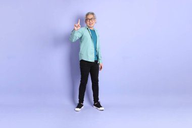 Mor arka planda duran yaşlı Asyalı adamın boyu....