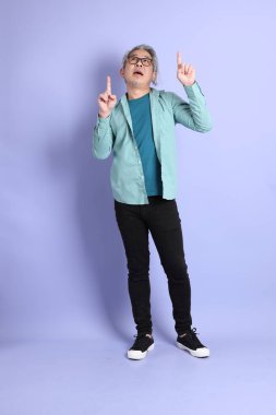 Mor arka planda duran yaşlı Asyalı adamın boyu....