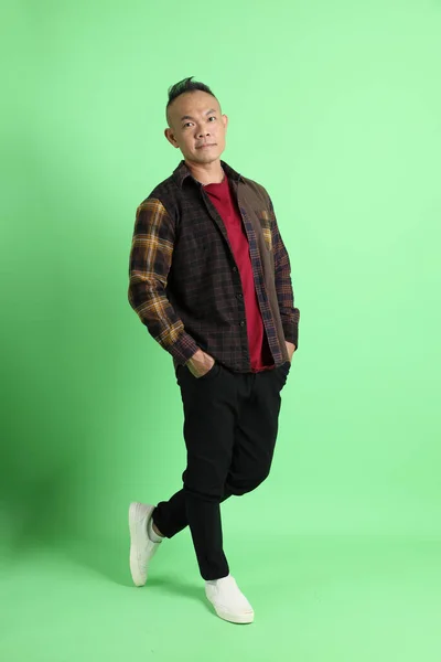 Der Erwachsene Asiatische Mann Der 40Er Jahre Mit Kariertem Hemd — Stockfoto
