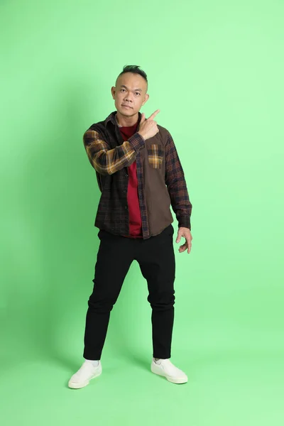 Homem Asiático Adulto Dos Anos Com Camisa Xadrez Fundo Verde — Fotografia de Stock
