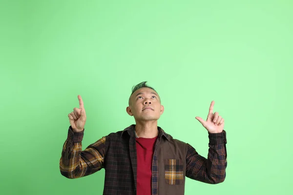 Yeşil Arka Planda Duran Ekose Gömlekli Yaşlardaki Asyalı Adam — Stok fotoğraf