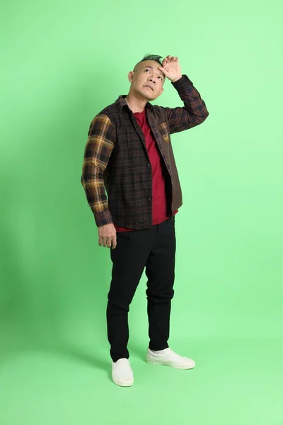 40S Dospělý Asijský Muž Kostkovanou Košili Stojící Zeleném Pozadí — Stock fotografie